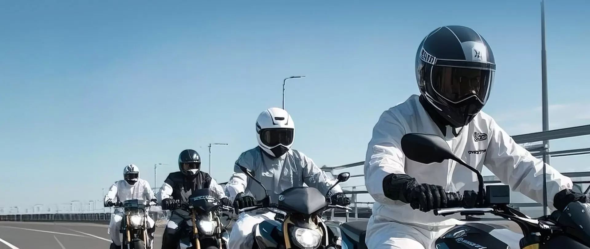 Conducción en motocicleta, exploración al aire libre y entrenamiento militar.