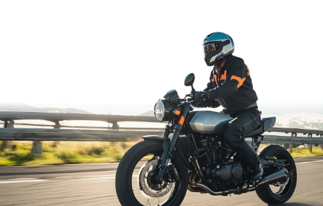 Auriculares compatibles con casco: la pr&oacute;xima evoluci&oacute;n en seguridad auditiva para la conducci&oacute;n