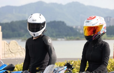 Mant&eacute;ngase alejado, mant&eacute;ngase conectado: por qu&eacute; un casco con Bluetooth y cancelaci&oacute;n de ruido es esencial para los motociclistas modernos